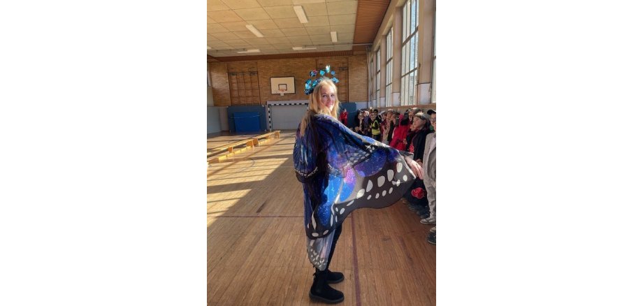 Frau Schnur im Karnevalskostüm